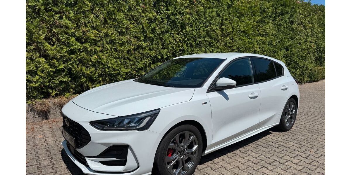 Ford Focus 7.600 km 22.990 € Stuttgart 70376