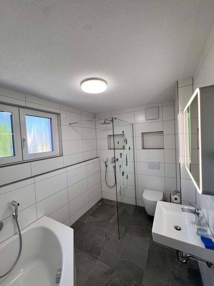 Neubau Sonnige, moderne 3-Zi.-Wohnung mit Balkon, Einbauküche und Stellplatz