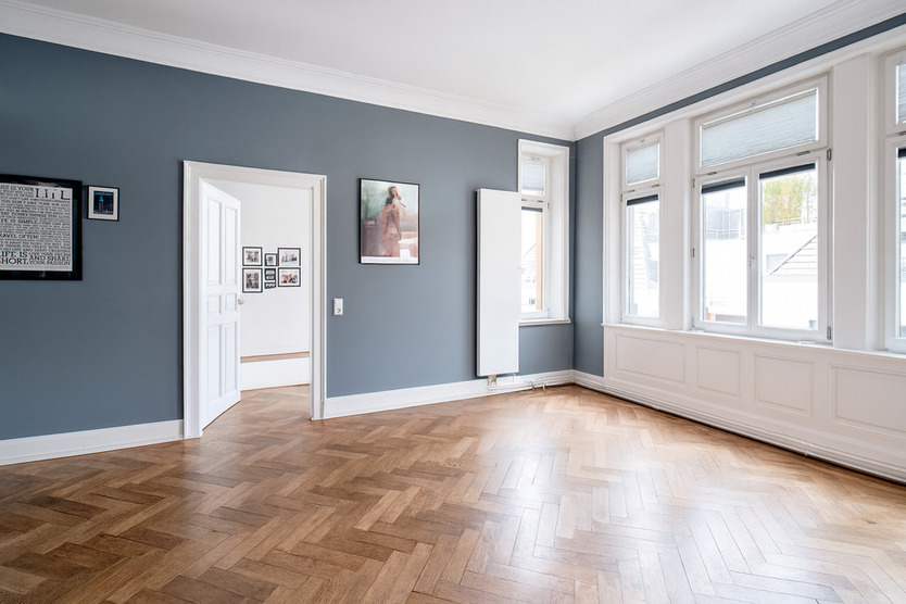 Neuwertige Altbauetage ++ in beliebter Wohnlage++ STUCK++hohe DECKEN 4 zimmer