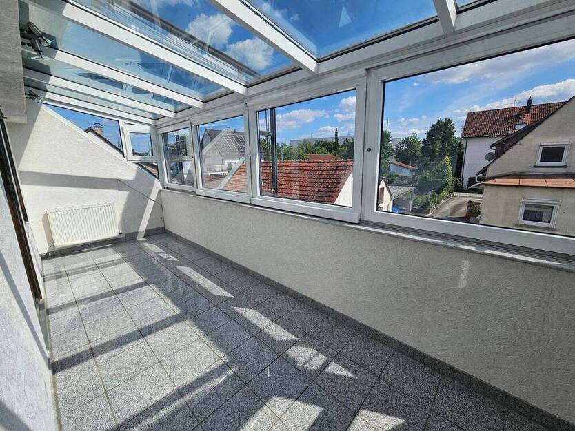 ++Haus mit 2 Wohnungen, Balkon, Küche und große Doppelgarage
