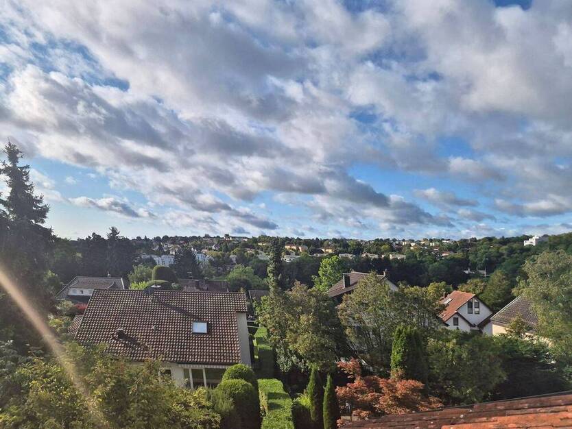 Wohnen mit Weitblick- exklusive Dachgeschoßwohnung in Stuttgart-Schönberg!