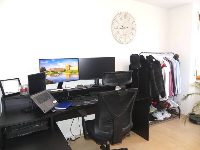 Schicke 3 Zimmer Wohnung mit einem sonnigen Balkon und PKW Stellplatz. Frei ab 01.11.2025