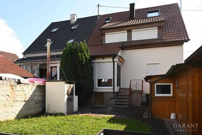 Moderne Doppelhaushälfte mit Garten in der Stadtmitte