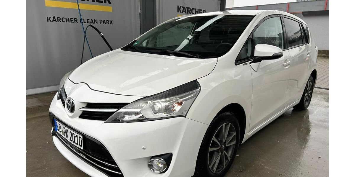 Toyota Verso 156.000 km 8.400 &euro; Korntal-Münchingen 70825