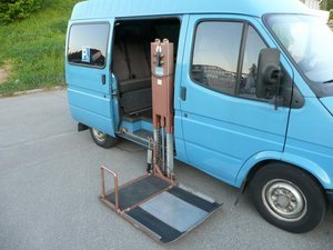 Ford Transit 2.5 D behindertengerecht / Rollstuhlheber 71.700 km 6.950 € Nürtingen 72622