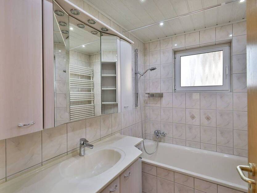 Gut geschnittene, helle 4-Zimmer-Wohnung mit großem Balkon