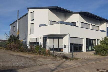 Provisionsfrei* Moderne Gewerbeimmobilie mit Büro, Wohnung und Halle - KfW 70, Solaranlage, hochwertige Ausstattung zimmer