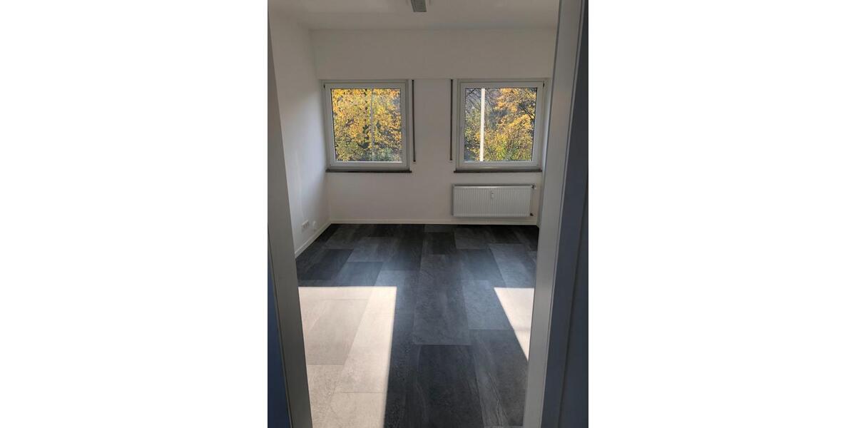 Verkehrsgünstige Lagerhalle m. Sanitärräumen, eigenem Tor und 2 Parkplätzen provisionsfrei - Gewerbeobjekt Remshalden | Angebot:22695774