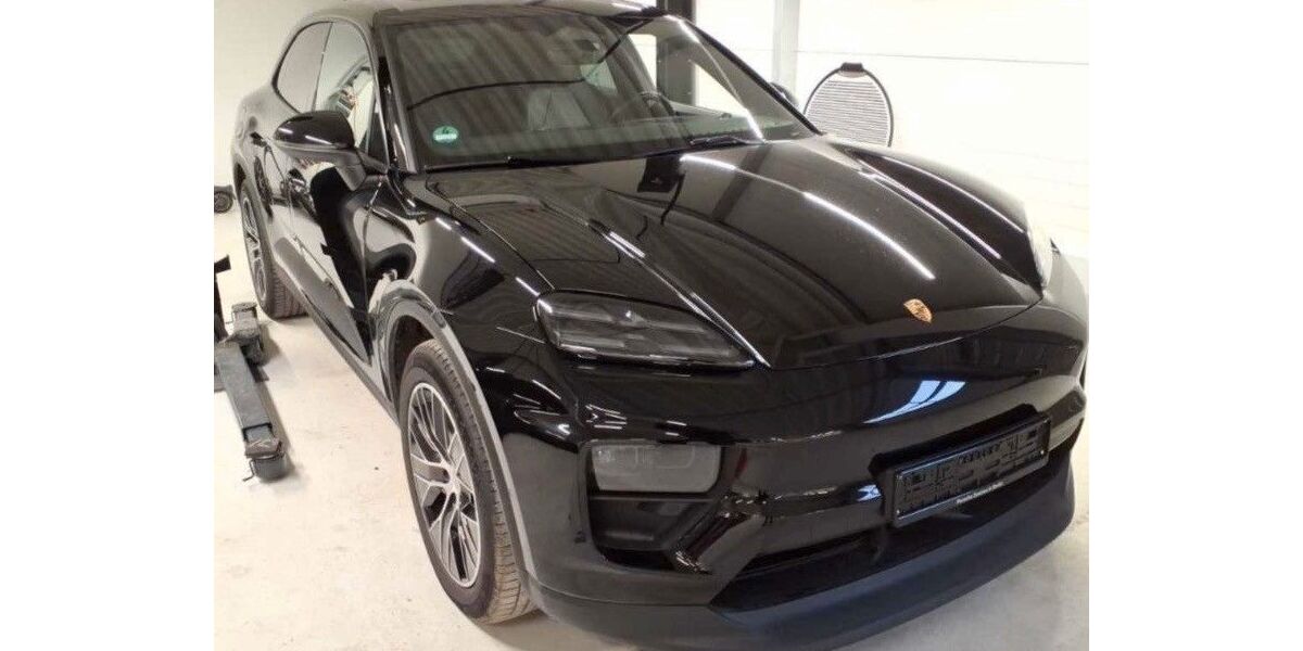 Porsche Macan 9.990 km 72.590 &euro; Stuttgart 70499
