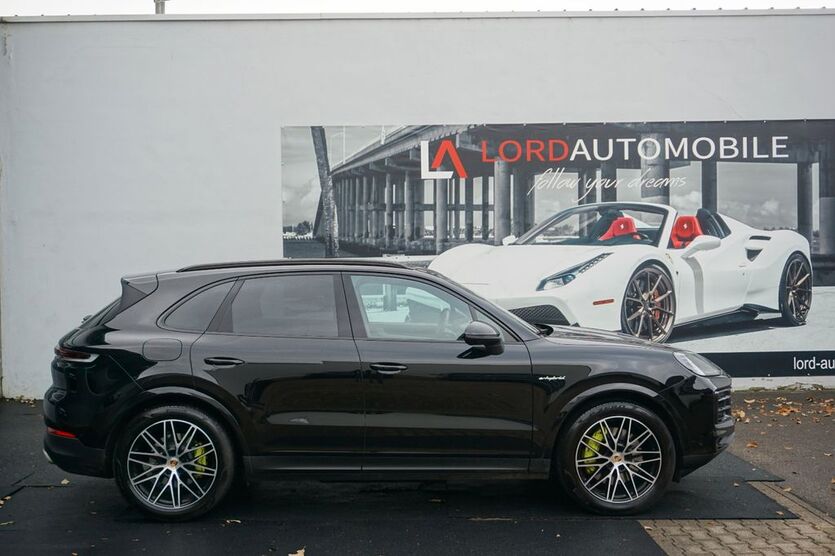 Porsche Cayenne 8.500 km 104.999 € Stuttgart 70499