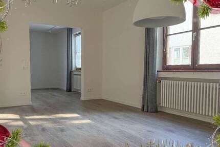 Haus zum Kaufen in Stuttgart 960.000 € 210 m² 7.5 zimmer