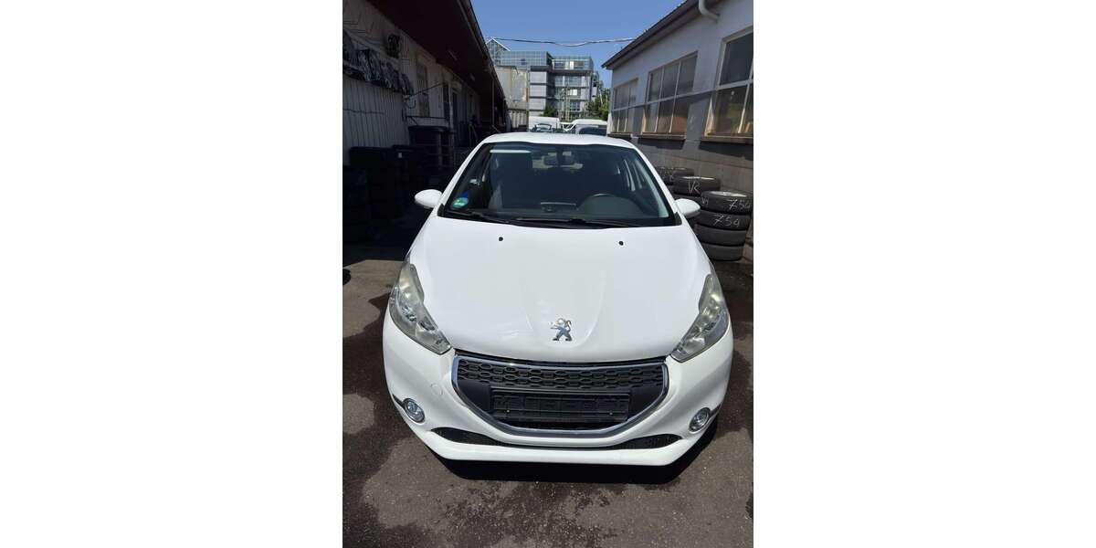 Peugeot 208 132.000 km 2.350 &euro; Böblingen 71034