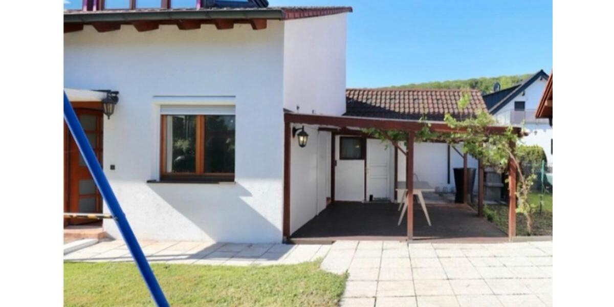 Einfamilienhaus mit Garten, Terasse, Balkon, Doppelgarage 4.5 zimmer