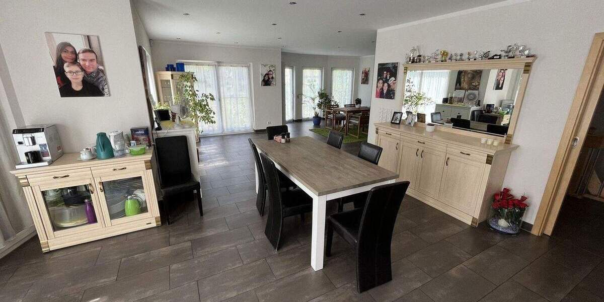 Freistehendes Einfamilienhaus mit Wellnessbereich, Einliegerwohnung und Doppelgarage in Kornwestheim 8 zimmer