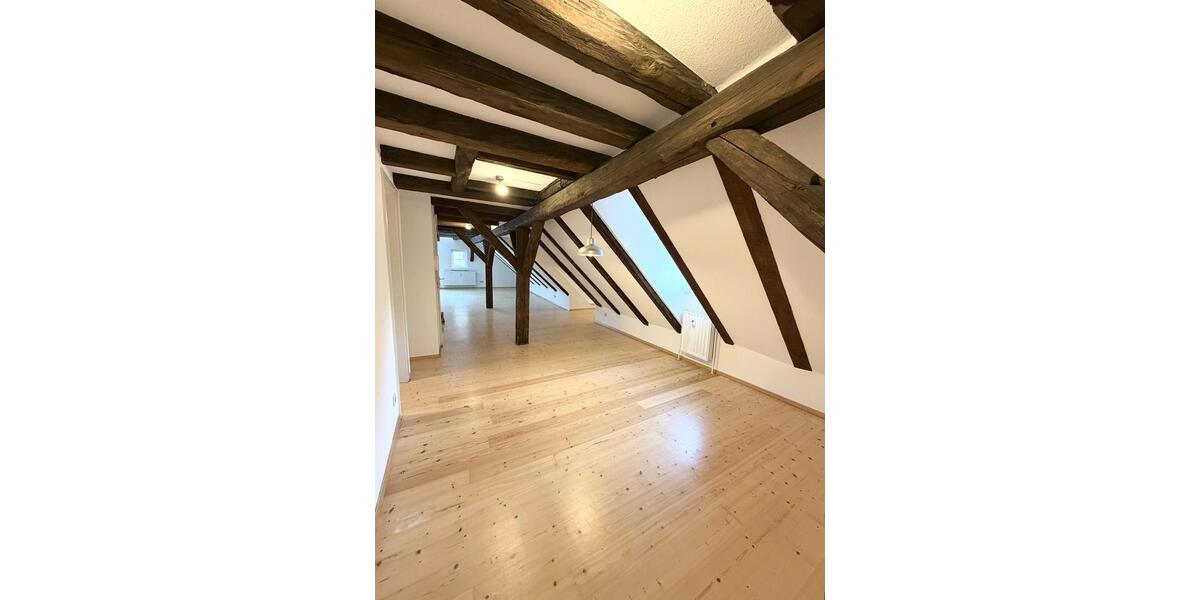 Dachgeschoßwohnung Esslingen am Neckar - 3.5 Zimmer, 105 m&sup2;, 1.400&euro; | Angebot:26057341