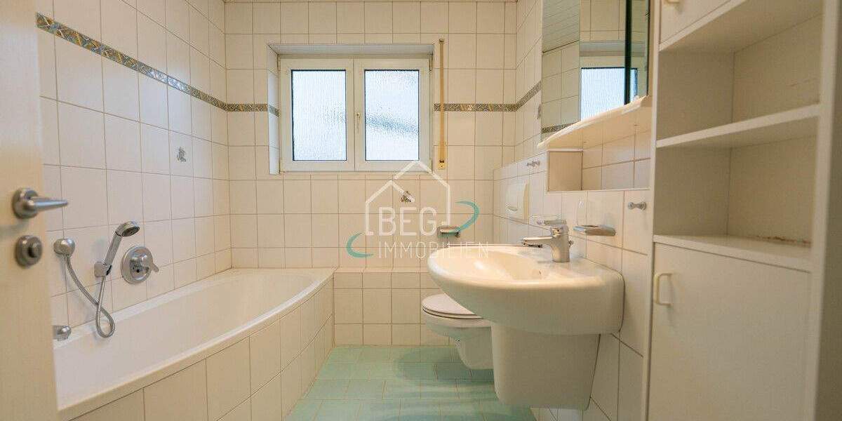 Gartenidylle trifft Wohnkomfort: Doppelhaushälfte mit Einliegerwohnung 4 zimmer