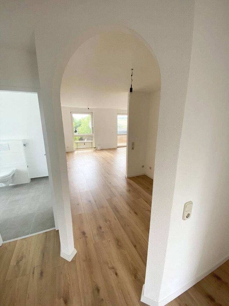 4-Zimmer-Wohnung, 83 m2, neu renoviert, inkl. Garage + Carport