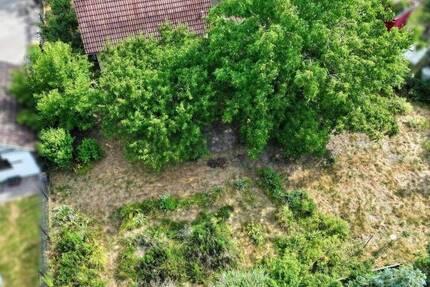 Herrliches Grundstück mit charmantem Häuschen