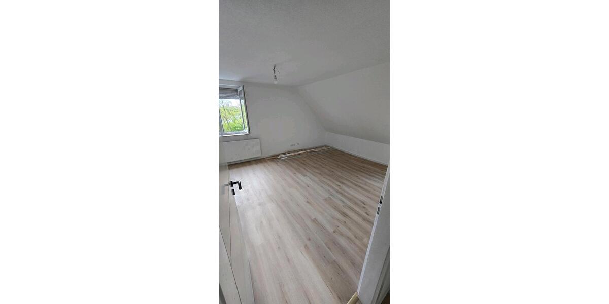 Dachgeschoßwohnung Ludwigsburg Oßweil - 4 Zimmer, 110 m&sup2;, 1.400&euro; | Angebot:26342825