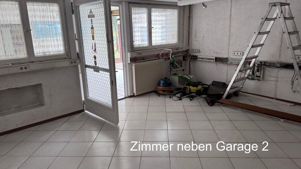 1-2 Familienhaus mit 2 Garagen, Werkstatt und viel Platz