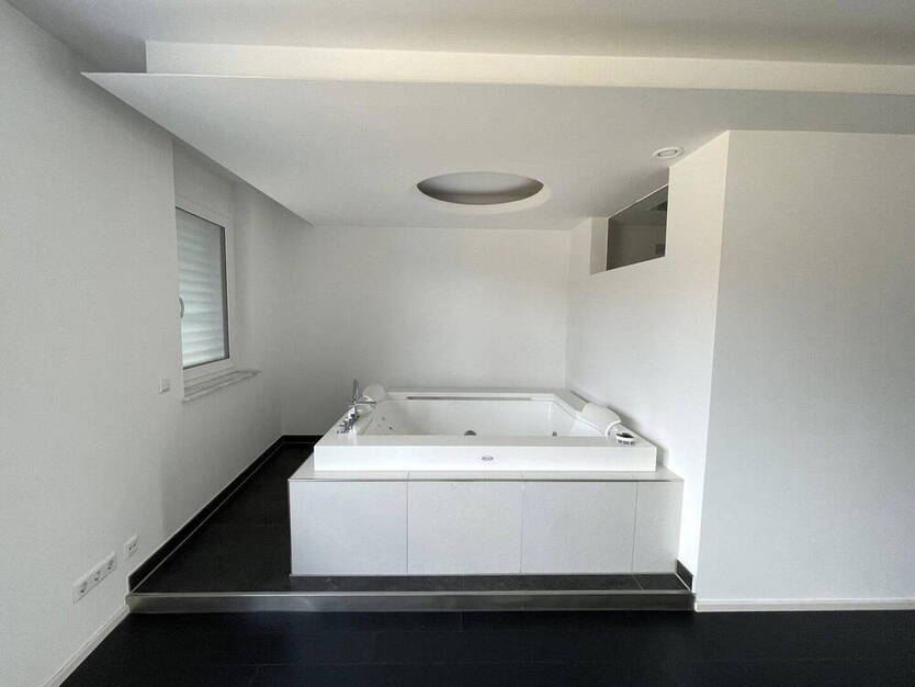 4 Zimmer NeubauWohnung mit Südbalkon, Tiefgarage, Einbauküche und Jacuzzi