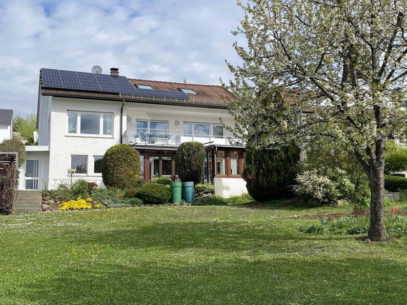 Schön gelegenes Ein-Zweifamilienhaus mit Traumgarten in Aussichtslage