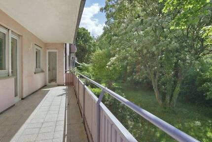 Gut geschnittene, helle 4-Zimmer-Wohnung mit großem Balkon