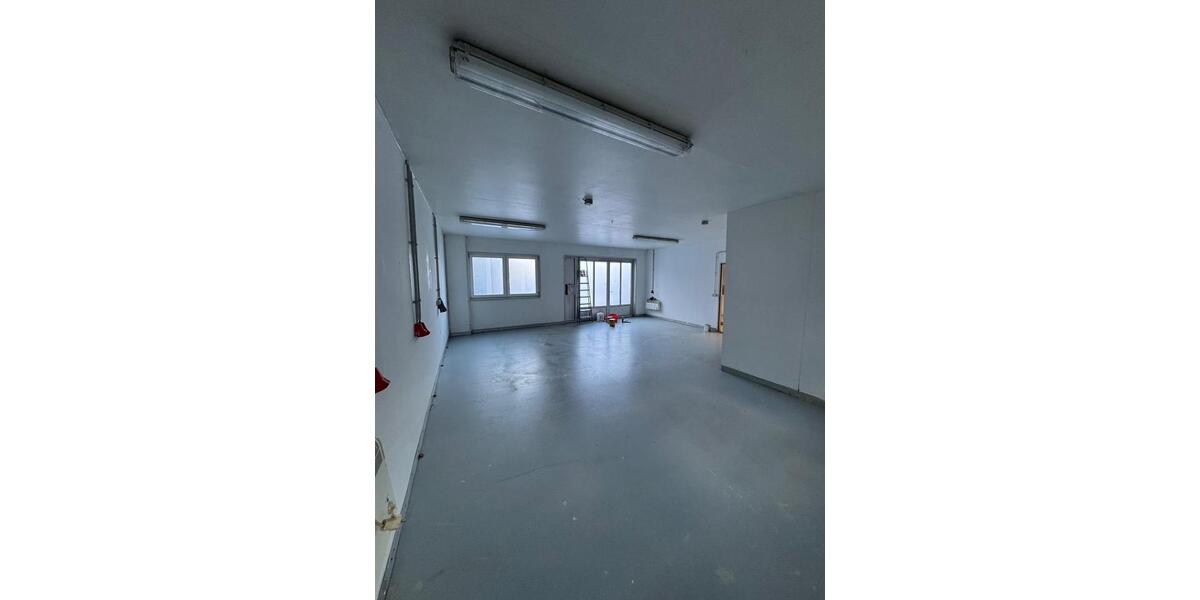 Verkehrsgünstige Gewerbehalle m. Sanitärraum, Büro und Stpl. zimmer