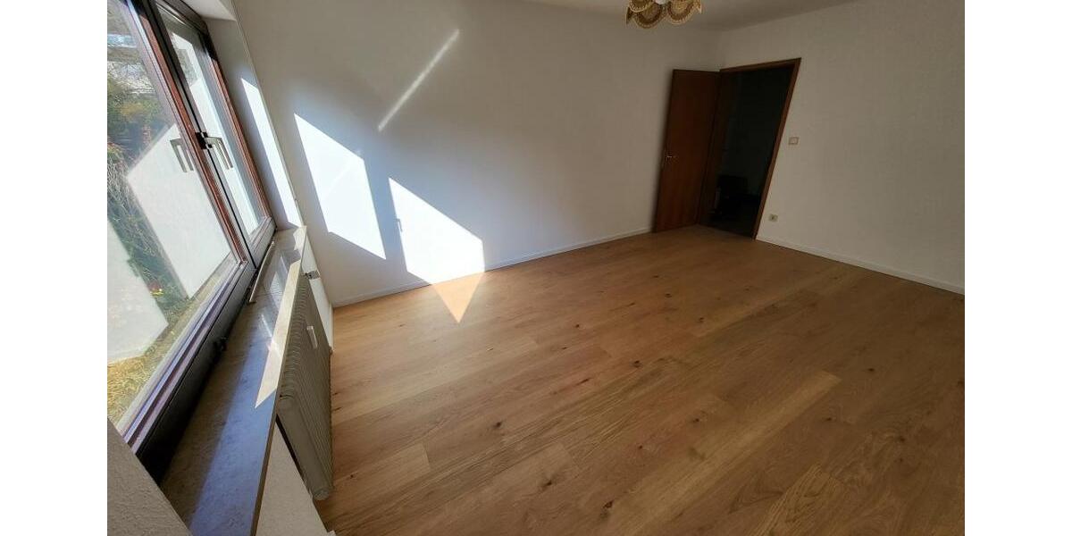 Erdgeschoßwohnung Ludwigsburg - 4 Zimmer, 120 m&sup2;, 1.500&euro; | Angebot:26384402
