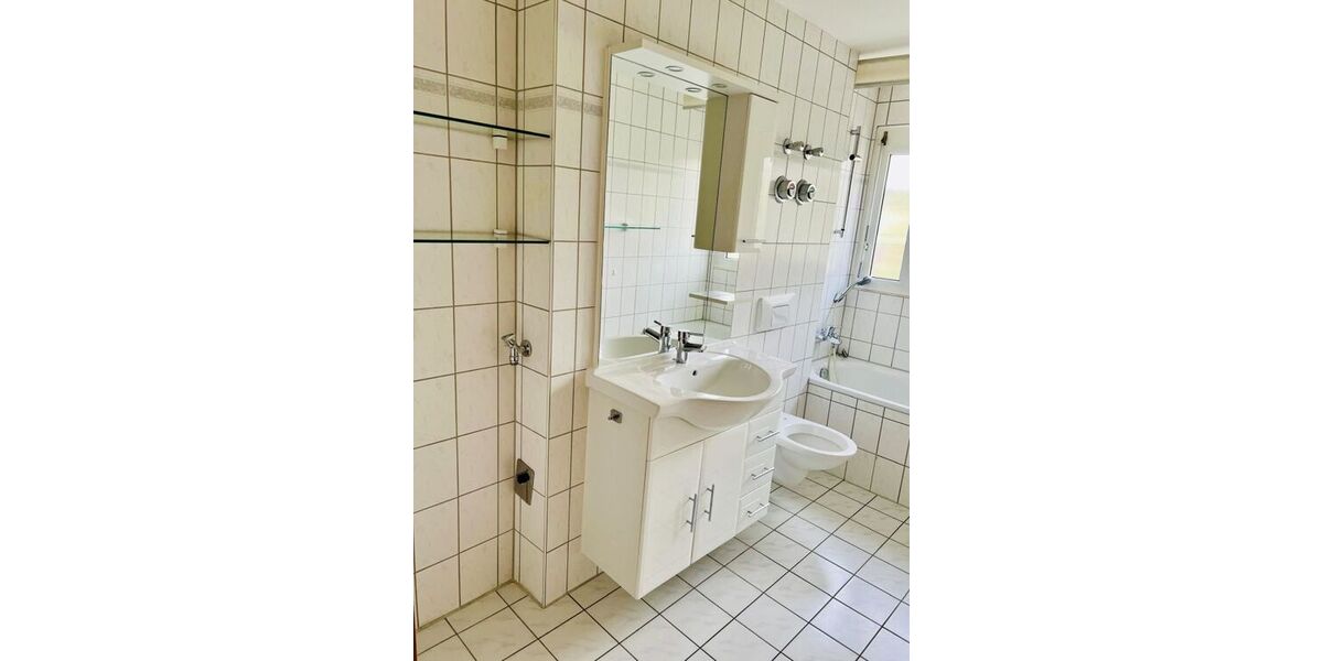 Provisionsfrei, helle 3,5-Zi.-Whg. 74qm mit EBK, Loggia, Gäste-WC und Abstellkammer im Herzen von S-Zuffenhausen, bezugsfrei ab 01.10.2026 - Etagenwohnung Stuttgart Zuffenhausen | Angebot:26963014
