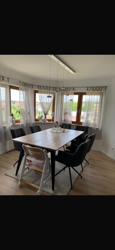 Stilvolle und lichtdurchflutete Wohnung mit Balkon