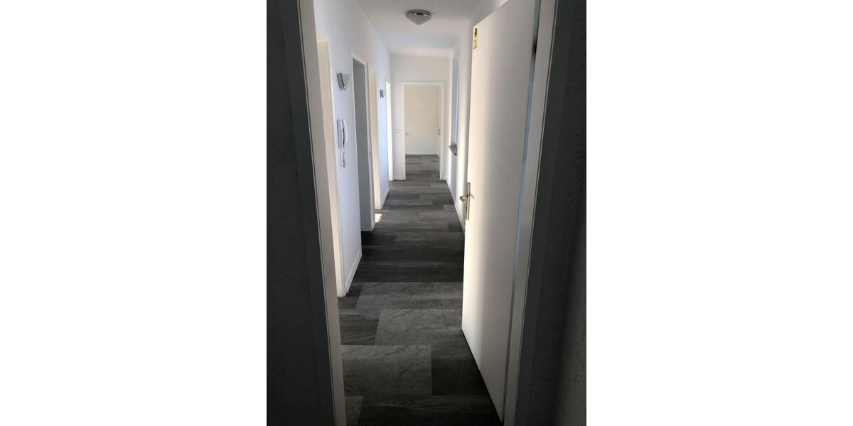 Verkehrsgünstige Lagerhalle m. Sanitärräumen, eigenem Tor und 2 Parkplätzen provisionsfrei - Gewerbeobjekt Remshalden | Angebot:22695774