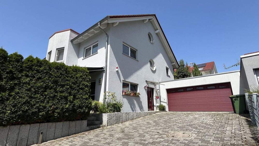 Freistehendes Einfamilienhaus mit Wellnessbereich, Einliegerwohnung und Doppelgarage in Kornwestheim 8 zimmer
