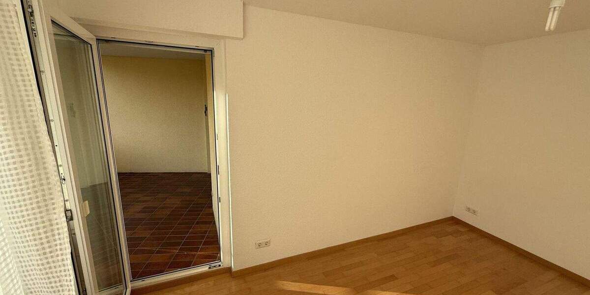 4,5-Zimmer-Wohnung Halbhöhenlage von Stuttgart, Renoviert, EBK, 2XBalkon, Stellplatz, u.m.v. 4 zimmer