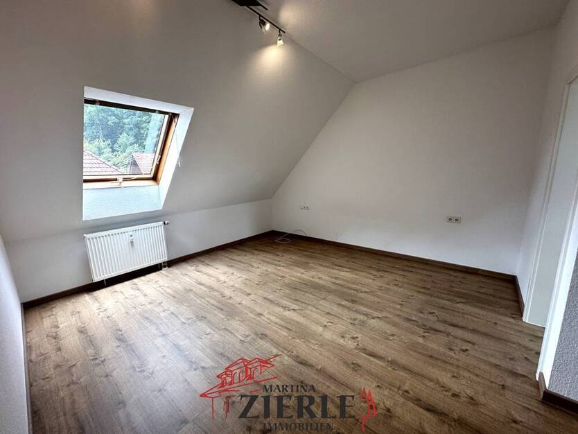 Gelegenheit, ab 01.10 frei! Schöne helle DG-Wohnung mit Balkon, Einbauküche und TG-Stellplatz!