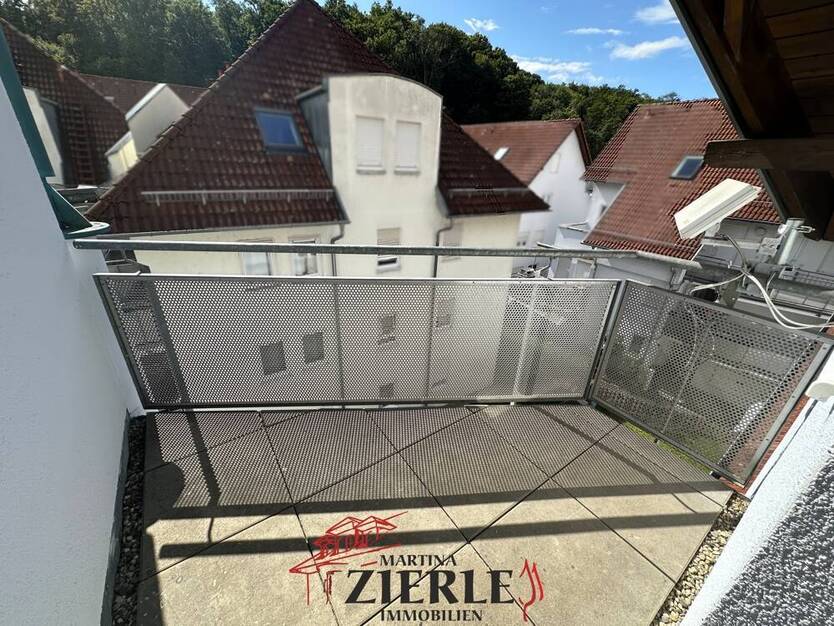 Gelegenheit, ab 01.10 frei! Schöne helle DG-Wohnung mit Balkon, Einbauküche und TG-Stellplatz!