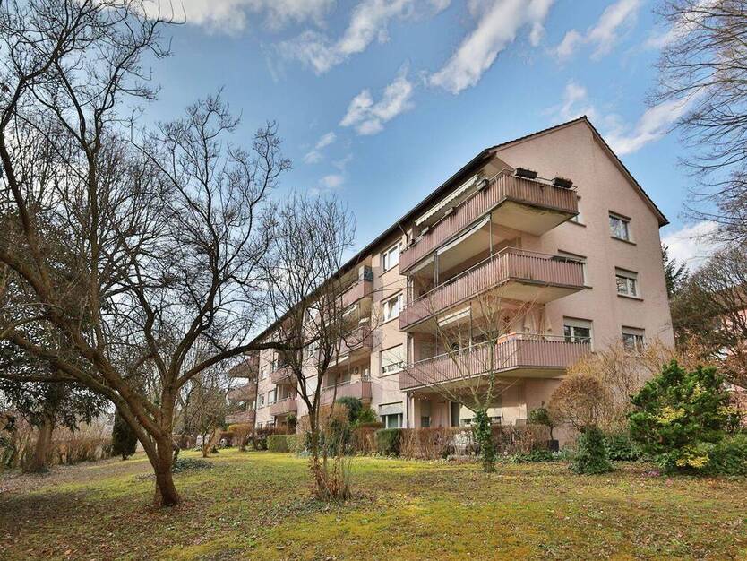 Gut geschnittene, helle 4-Zimmer-Wohnung mit großem Balkon