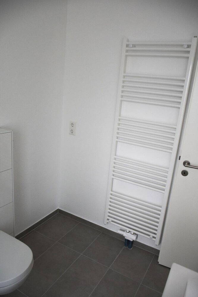 4-Zimmer-Wohnung, 83 m2, neu renoviert, inkl. Garage + Carport