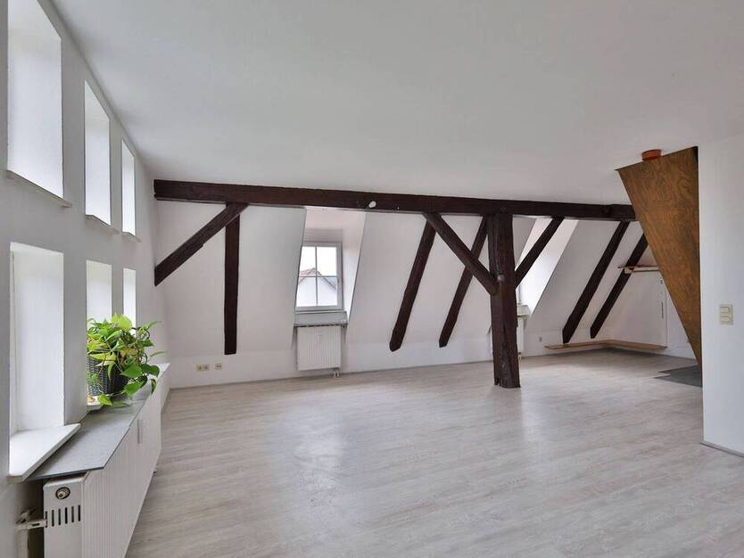 Charmante denkmalgeschützte Maisonette-Wohnung - stilvoll saniert mit großzügiger Bühne