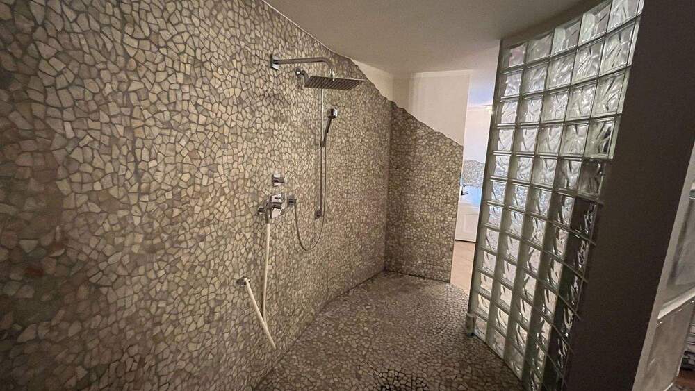 Freistehendes Einfamilienhaus mit Wellnessbereich, Einliegerwohnung und Doppelgarage in Kornwestheim 8 zimmer