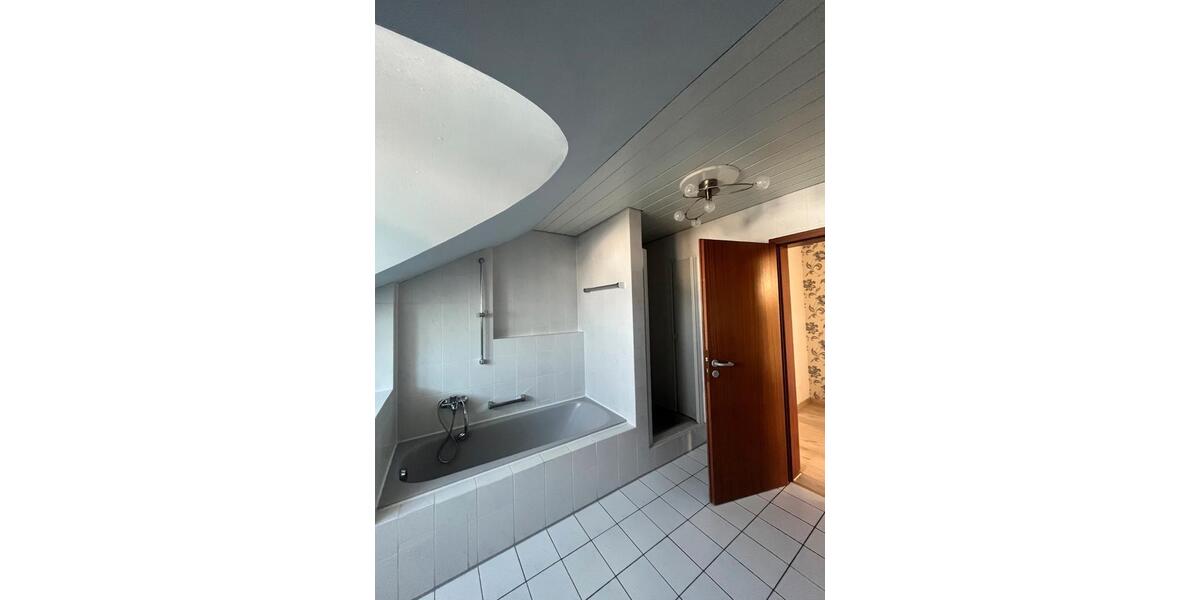 Dachgeschoßwohnung Fellbach Oeffingen - 4 Zimmer, 90 m&sup2;, 1.300&euro; | Angebot:26130840