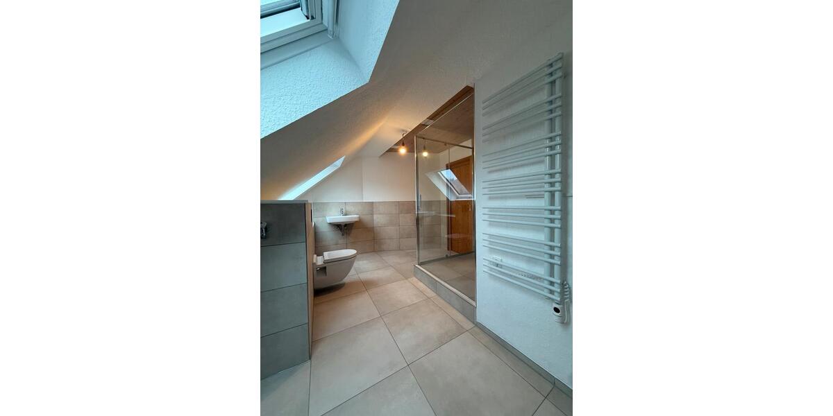 Dachgeschoßwohnung Stuttgart Luginsland - 2.5 Zimmer, 86 m&sup2;, 1.350&euro; | Angebot:24801989