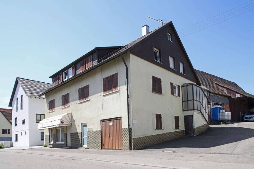 Wohn- und Geschäftshaus mit 3 Garagen