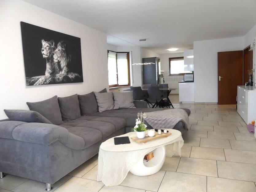 Schicke 3 Zimmer Wohnung mit einem sonnigen Balkon und PKW Stellplatz. Frei ab 01.11.2025