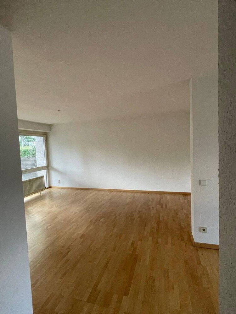 Bezugsfreie 4,5-Zi.-Wohnung mit Terrasse & Tiefgarage - im Grünen
