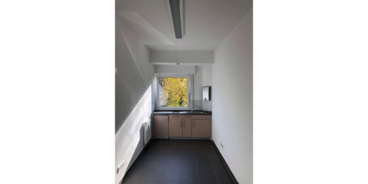 Verkehrsgünstige Lagerhalle m. Sanitärräumen, eigenem Tor und 2 Parkplätzen provisionsfrei - Gewerbeobjekt Remshalden | Angebot:22695774