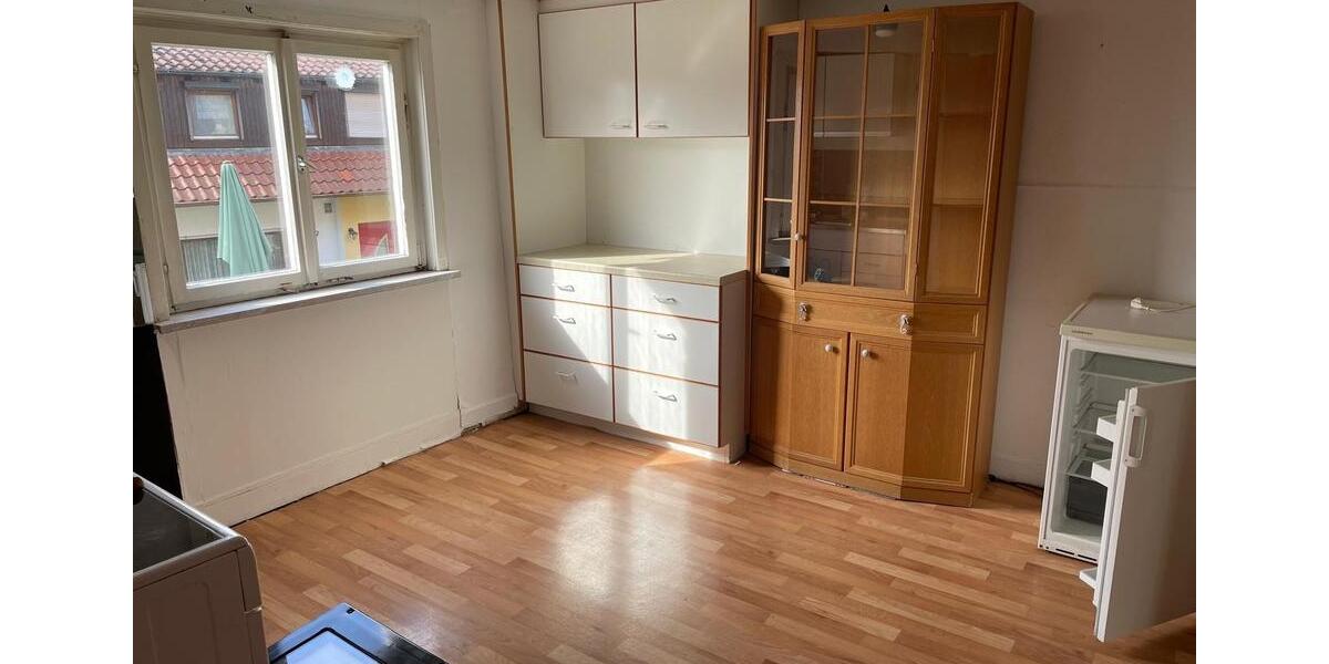 Zum Verkauf: renovierungsbedürftiges Mehrfamilienhaus in Unterjes zimmer