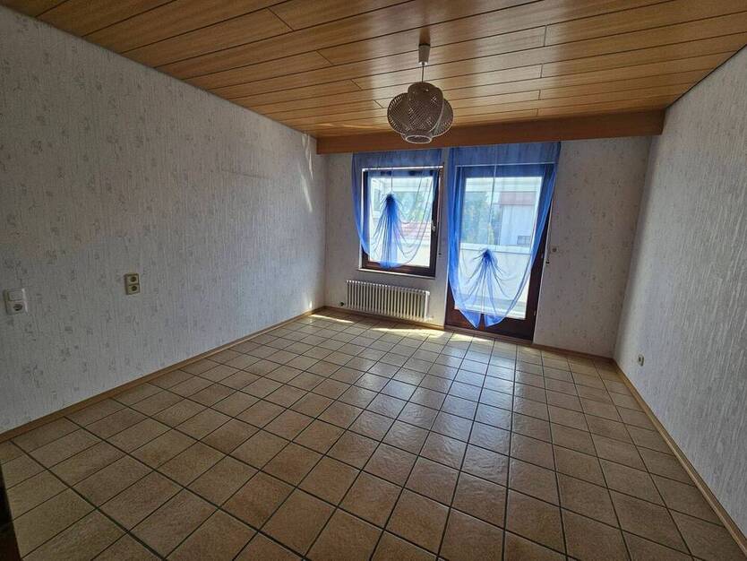 ++Haus mit 2 Wohnungen, Balkon, Küche und große Doppelgarage