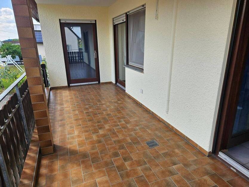 ++Haus mit 2 Wohnungen, Balkon, Küche und große Doppelgarage