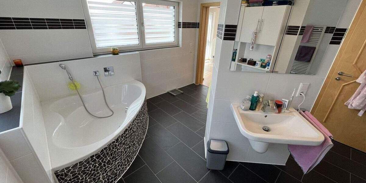 Freistehendes Einfamilienhaus mit Wellnessbereich, Einliegerwohnung und Doppelgarage in Kornwestheim 8 zimmer